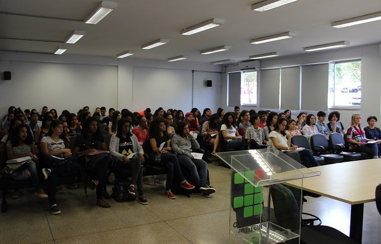 Estudantes de 3º ano dos cursos técnicos integrados ao Ensino Médio do IFG Aparecida de Goiânia no segundo encontro 2017 do projeto Terceirão Cabuloso